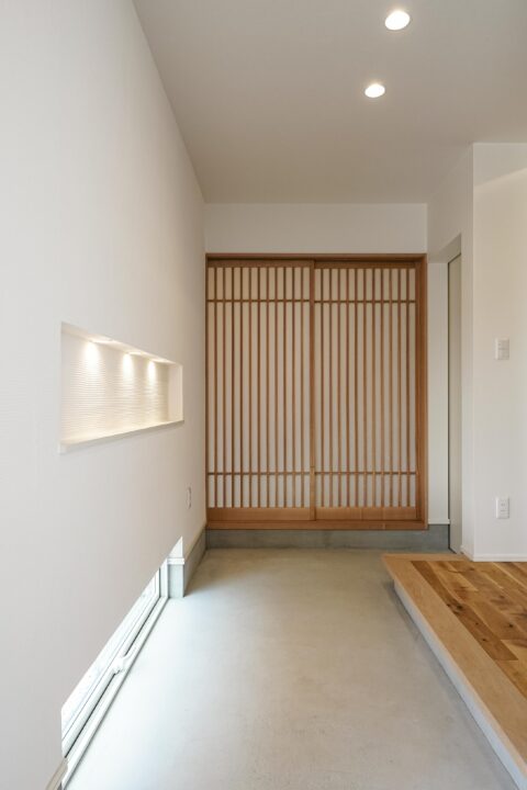 玄関から和室へ 石川県金沢市で注文住宅を建てるなら 東山住宅株式会社 石川県の人気ハウスメーカー 注文住宅は東山住宅にお任せください